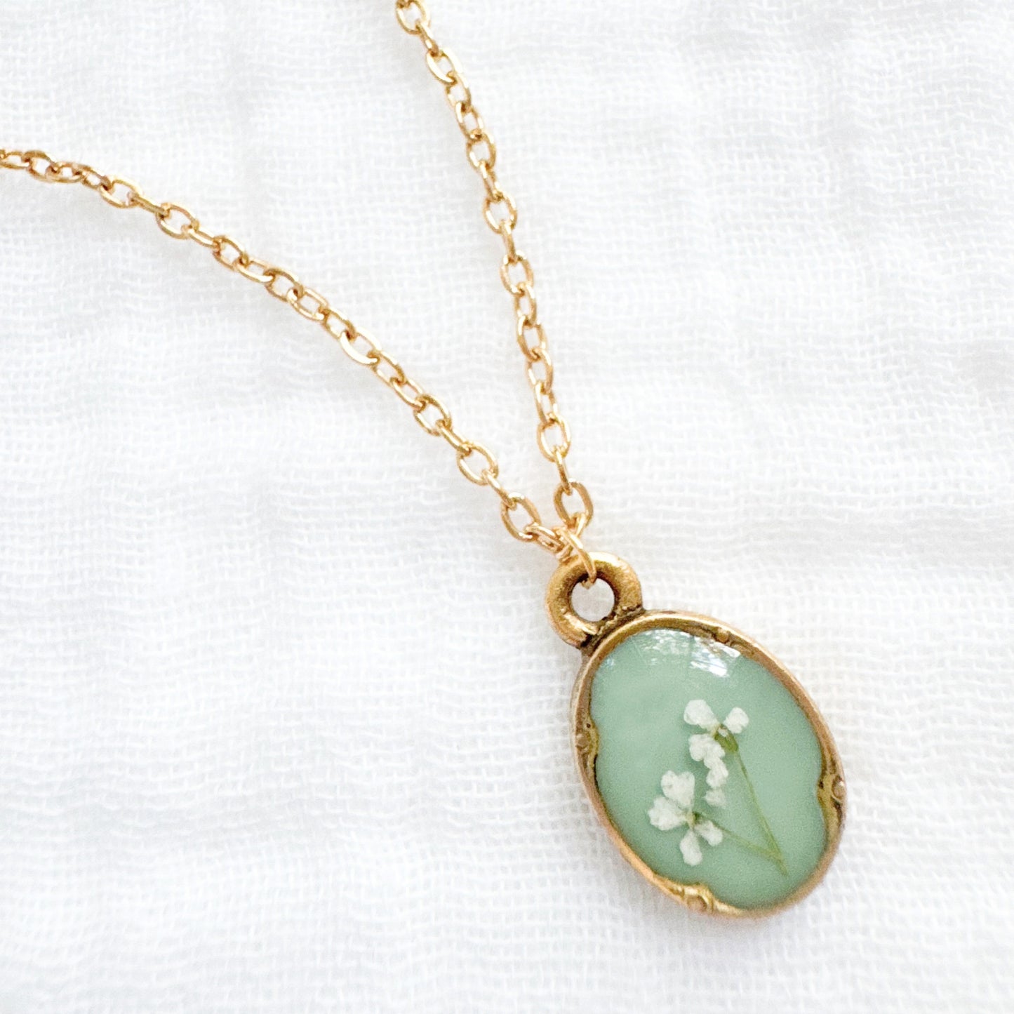 Sara Mini Ornate Pressed Flower Necklace | Gold