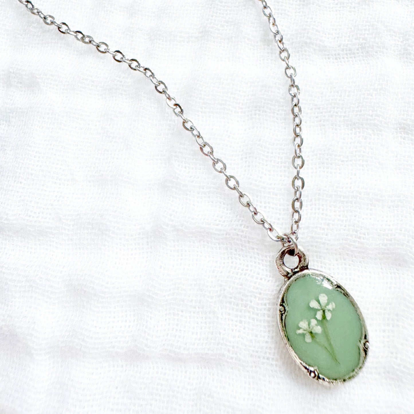 Sara Mini Ornate Pressed Flower Necklace | Silver