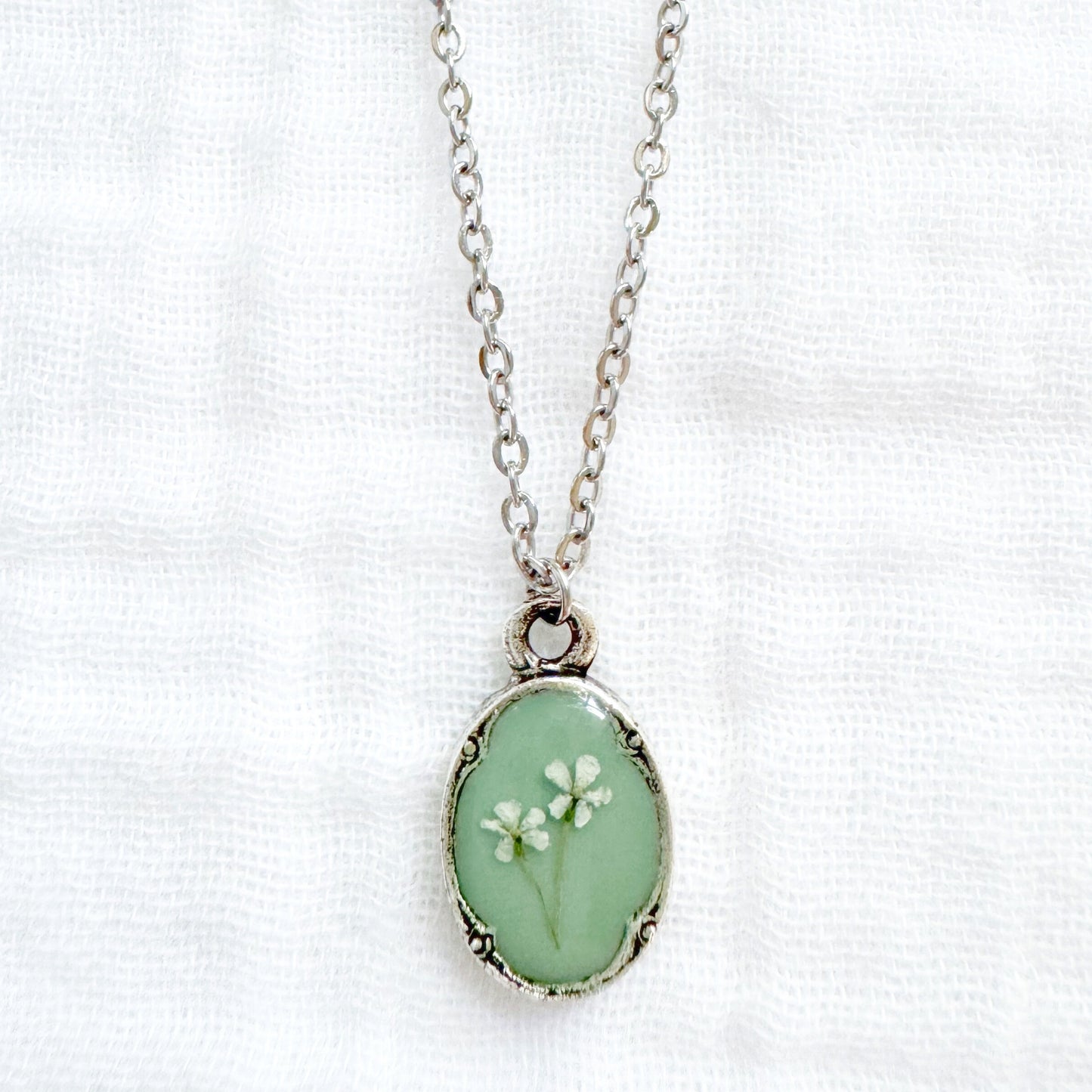 Sara Mini Ornate Pressed Flower Necklace | Silver