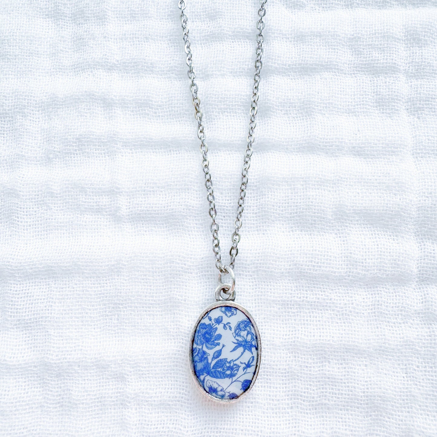 Toile de papillon Classic Oval Necklace | Silver