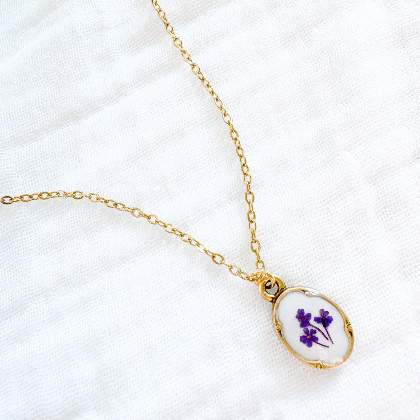 Lavina Mini Ornate Pressed Flower Necklace | Gold